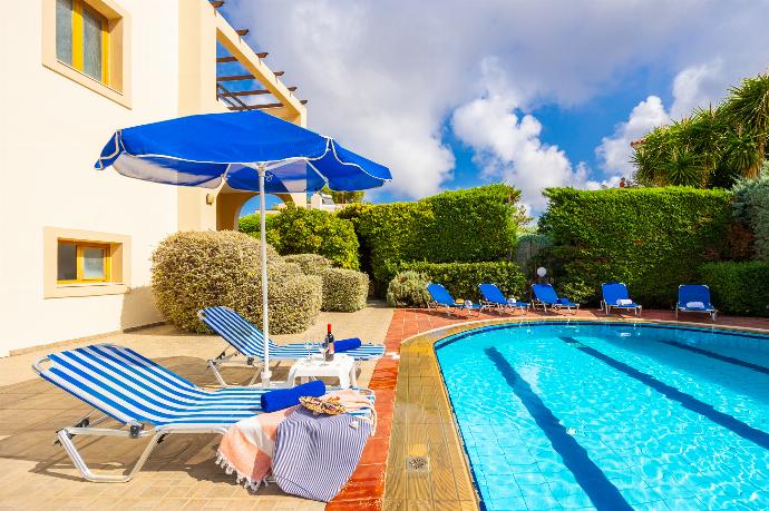 Sheltered terrace area . - Villa Evan . (Photo Gallery) }}