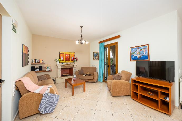 Open-plan living room with sofa, dining area, kitchen, ornamental fireplace, A/C, WiFi internet, and satellite TV . - Villa Vaso . (Photo Gallery) }}
