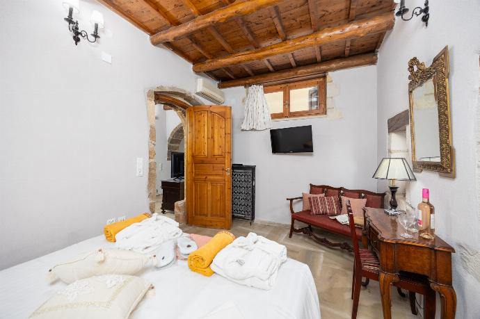 Double bedroom with A/C . - Villa Anta . (Photo Gallery) }}