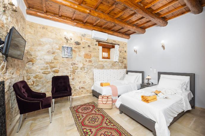 Twin bedroom with A/C . - Villa Anta . (Photo Gallery) }}