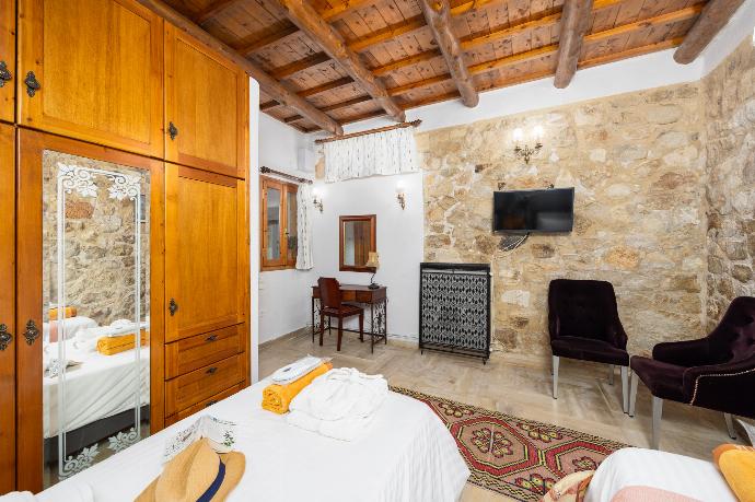 Twin bedroom with A/C . - Villa Anta . (Photo Gallery) }}