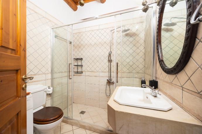 Family bathroom with shower . - Villa Anta . (Photo Gallery) }}