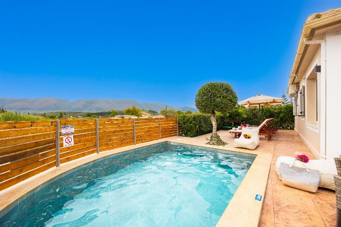 Private pool and terrace . - Villa Mazzeto Casa Alonia . (Photo Gallery) }}
