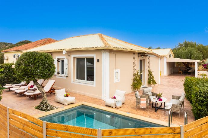 Beautiful villa with private pool and terrace . - Villa Mazzeto Casa Alonia . (Photo Gallery) }}