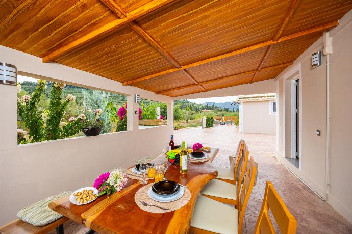 Sheltered terrace area with BBQ . - Villa Mazzeto Casa Alonia . (Photo Gallery) }}