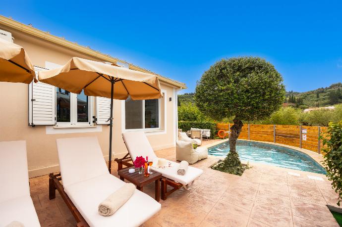 Private pool and terrace . - Villa Mazzeto Casa Alonia . (Photo Gallery) }}