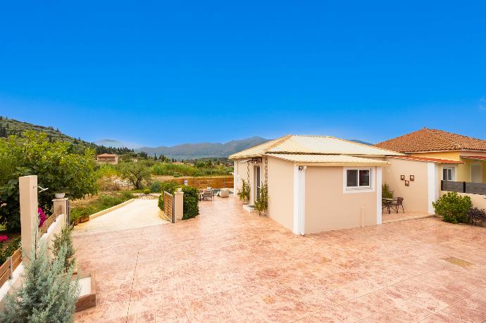 Beautiful villa with private pool and terrace . - Villa Mazzeto Casa Alonia . (Photo Gallery) }}