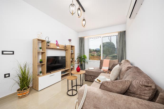 Open-plan living room with sofa, dining area, kitchen, A/C, WiFi internet, and satellite TV . - Villa Mazzeto Casa Alonia . (Photo Gallery) }}