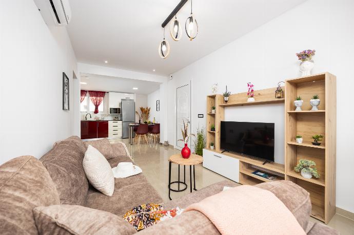 Open-plan living room with sofa, dining area, kitchen, A/C, WiFi internet, and satellite TV . - Villa Mazzeto Casa Alonia . (Photo Gallery) }}