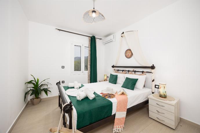 Double bedroom with A/C . - Villa Mazzeto Casa Alonia . (Photo Gallery) }}