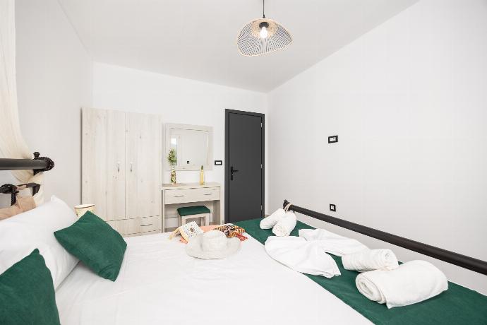 Double bedroom with A/C . - Villa Mazzeto Casa Alonia . (Photo Gallery) }}