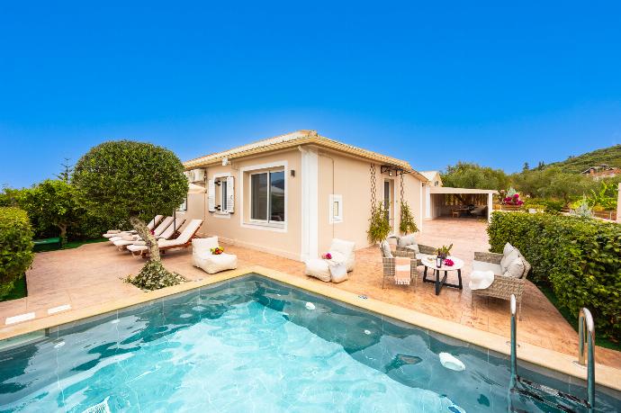 Beautiful villa with private pool and terrace . - Villa Mazzeto Casa Alonia . (Photo Gallery) }}