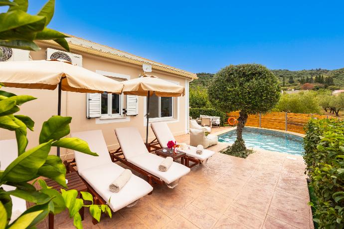 Private pool and terrace . - Villa Mazzeto Casa Alonia . (Photo Gallery) }}