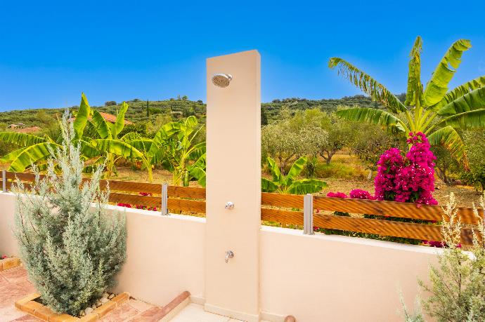 Outdoor shower . - Villa Mazzeto Casa Alonia . (Photo Gallery) }}