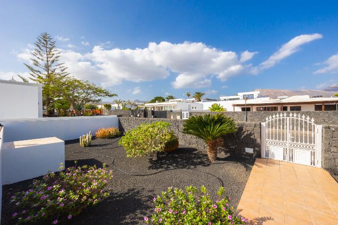 Garden area . - Villa Diama . (Photo Gallery) }}