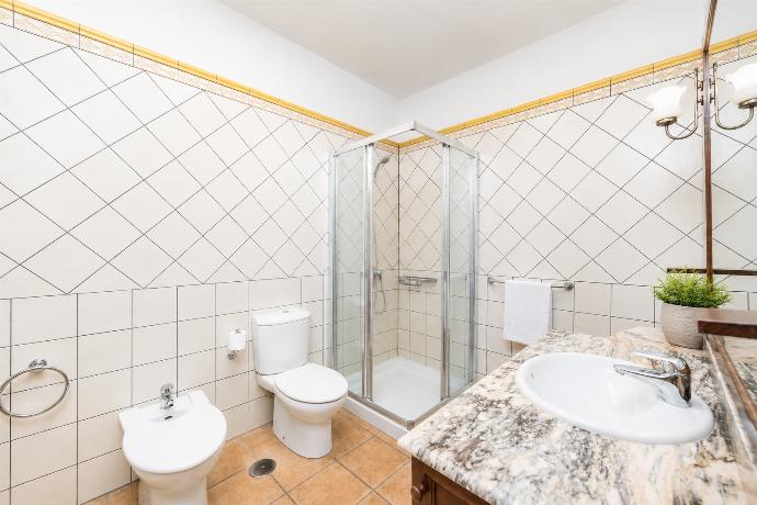 Family bathroom with shower . - Villa Diama . (Photo Gallery) }}