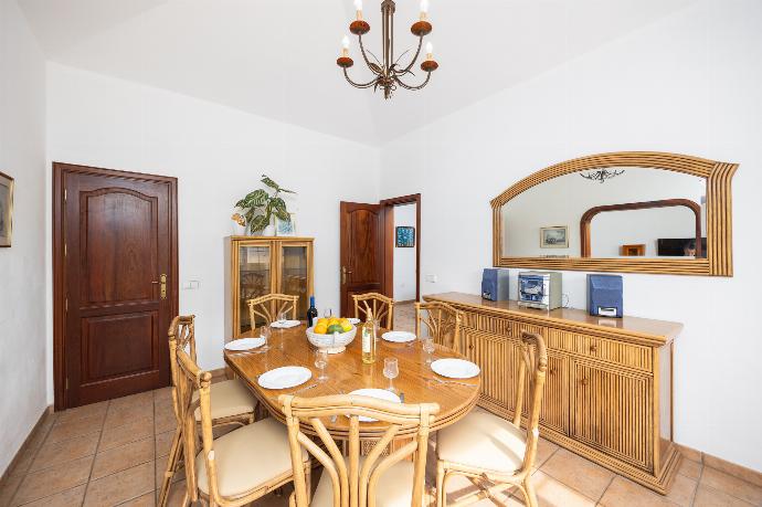 Dining room . - Villa Temuime . (Photo Gallery) }}