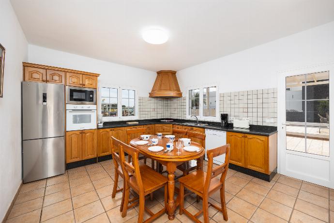 Equipped kitchen with dining area . - Villa Temuime . (Photo Gallery) }}