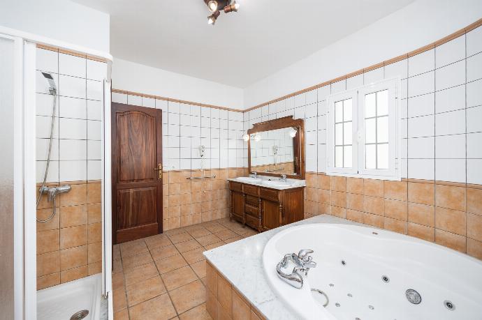 En suite bathroom with jacuzzi and shower . - Villa Temuime . (Photo Gallery) }}