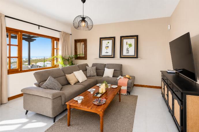 Living room with sofa, ornamental fireplace, A/C, WiFi internet, and satellite TV . - Villa Valiente . (Galería de imágenes) }}