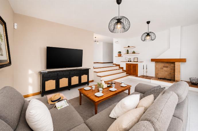 Living room with sofa, ornamental fireplace, A/C, WiFi internet, and satellite TV . - Villa Valiente . (Galería de imágenes) }}
