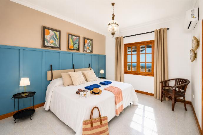 Double bedroom with en suite bathroom and A/C . - Villa Valiente . (Galería de imágenes) }}