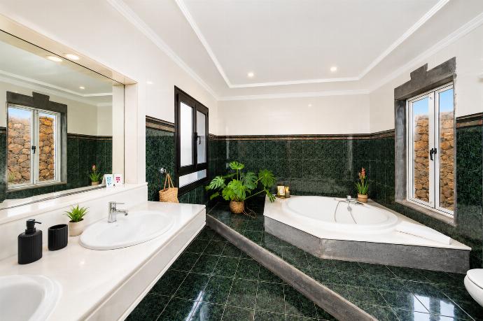 En suite bathroom with jacuzzi . - Villa Valiente . (Galería de imágenes) }}