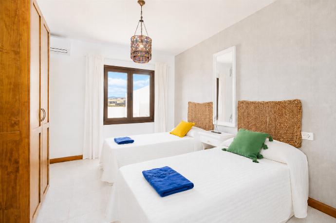 Twin bedroom with A/C . - Villa Valiente . (Galería de imágenes) }}