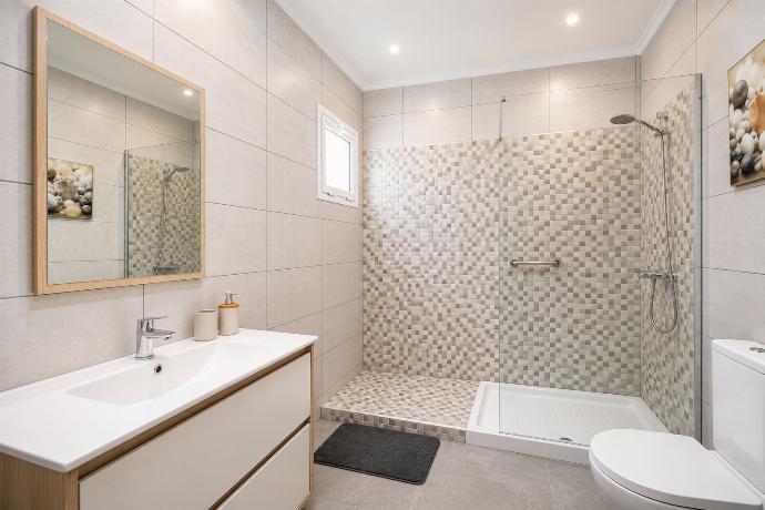 Family bathroom with shower . - Villa Valiente . (Galería de imágenes) }}