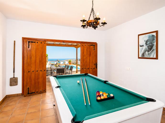Games room with pool table . - Villa Valiente . (Galería de imágenes) }}