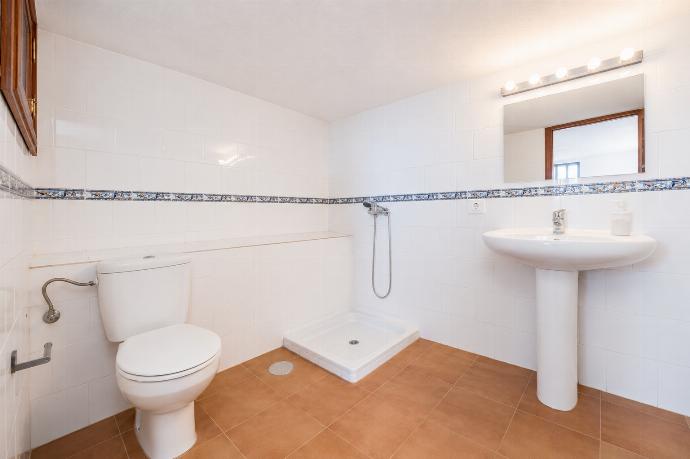 Family bathroom with shower . - Villa Valiente . (Galería de imágenes) }}