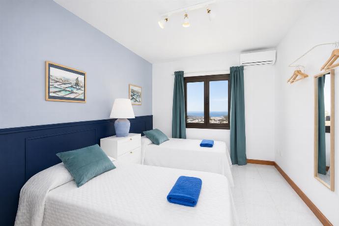 Twin bedroom with A/C . - Villa Valiente . (Galería de imágenes) }}