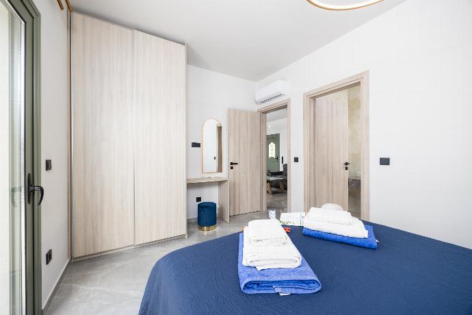 Double bedroom with en suite bathroom and A/C . - Villa Tania Ena . (Photo Gallery) }}