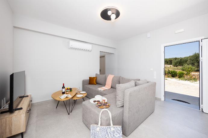 Open-plan living room with sofa, kitchen, A/C, WiFi internet, and satellite TV . - Villa Tania Dio . (Fotogalerie) }}
