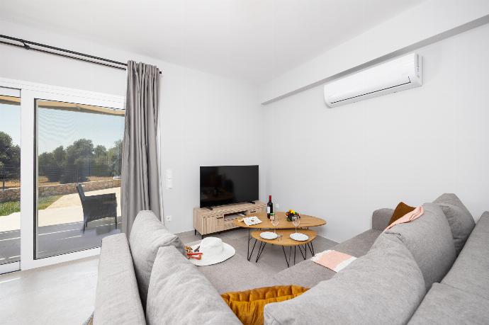 Open-plan living room with sofa, kitchen, A/C, WiFi internet, and satellite TV . - Villa Tania Dio . (Fotogalerie) }}