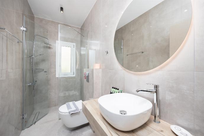 En suite bathroom with shower . - Villa Tania Dio . (Fotogalerie) }}