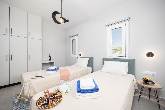 Twin bedroom with en suite bathroom and A/C . - Villa Tania Dio . (Fotogalerie) }}