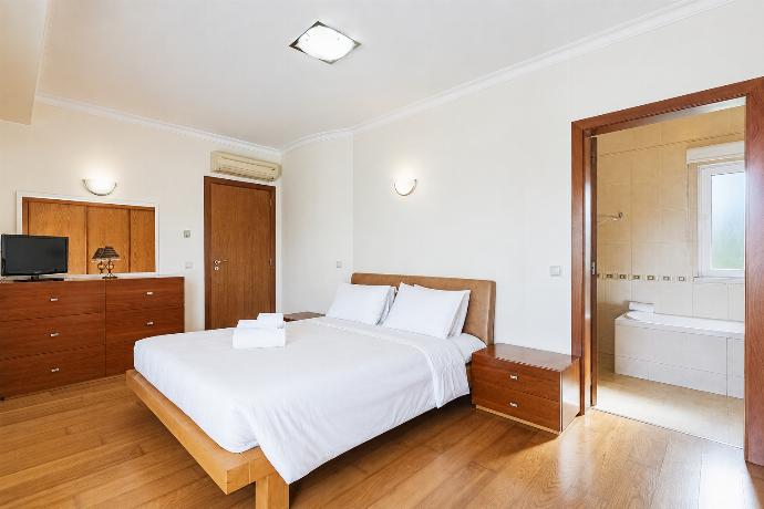 Double bedroom with en suite bathroom and A/C . - Villa Coute Real . (Fotogalerie) }}