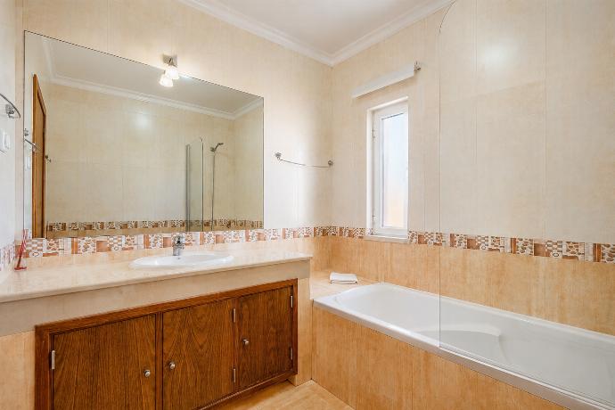 En suite bathroom with bath . - Villa Coute Real . (Fotogalerie) }}