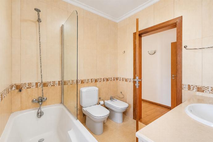 En suite bathroom with bath . - Villa Coute Real . (Fotogalerie) }}