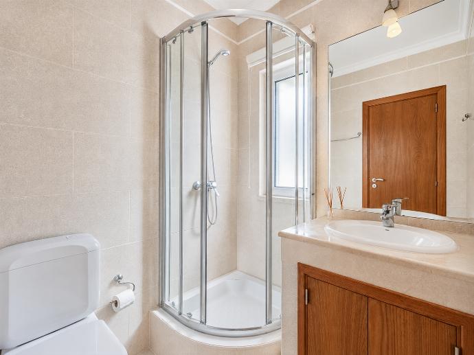 En suite bathroom with shower . - Villa Coute Real . (Fotogalerie) }}