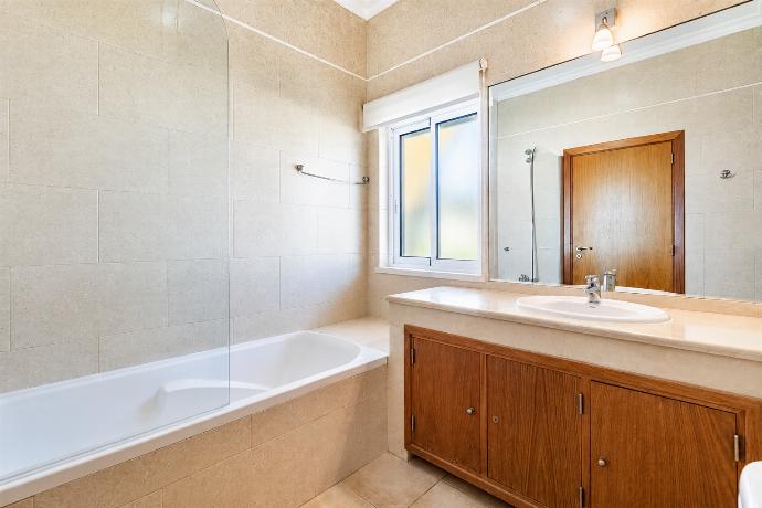En suite bathroom with bath . - Villa Coute Real . (Fotogalerie) }}