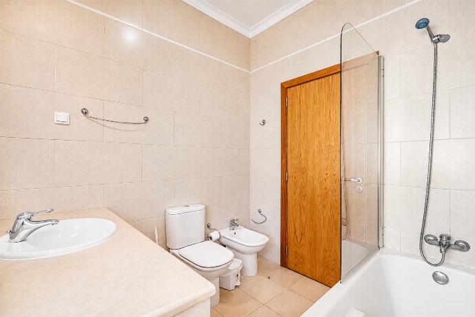 En suite bathroom with bath . - Villa Coute Real . (Fotogalerie) }}