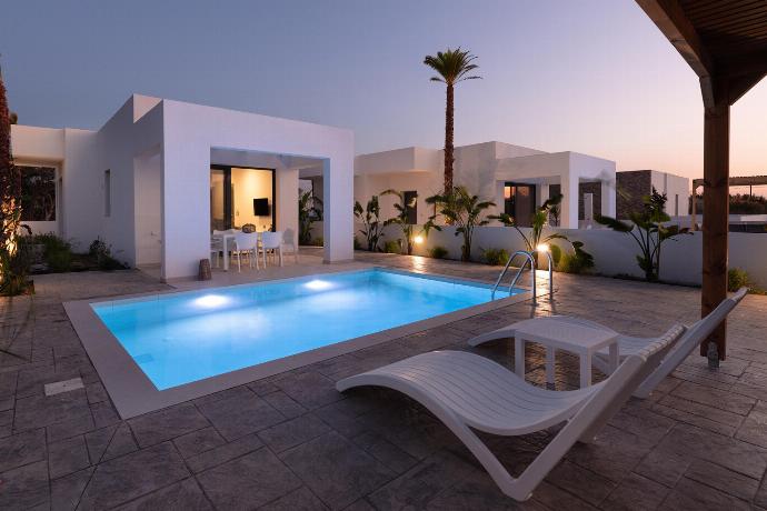 Night view . - Villa Salty Sun 2 . (Photo Gallery) }}