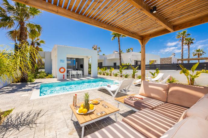 Shelterd terrace area . - Villa Salty Sun 2 . (Photo Gallery) }}