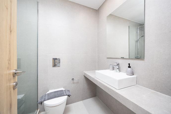 En suite bathroom with shower . - Villa Salty Sun 2 . (Photo Gallery) }}