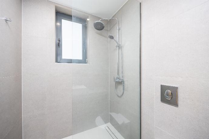 En suite bathroom with shower . - Villa Salty Sun 2 . (Photo Gallery) }}