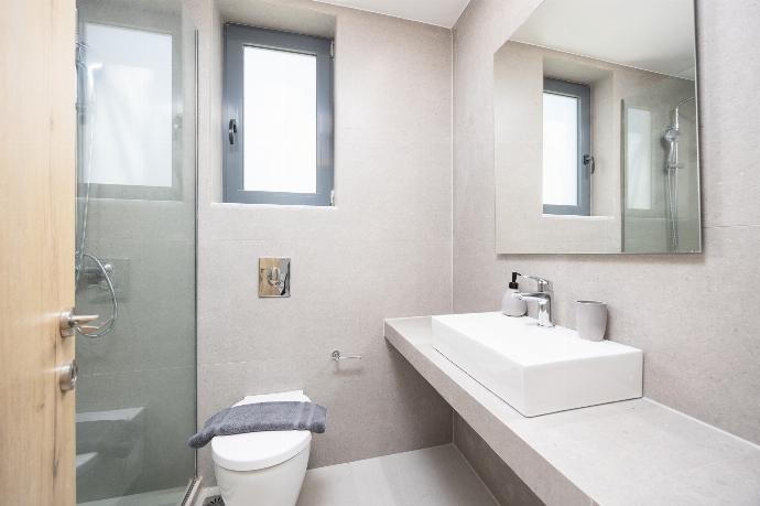 En suite bathroom with shower . - Villa Salty Sun 2 . (Photo Gallery) }}