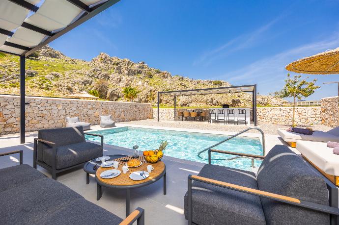 Sheltered terrace area . - Villa 10 Hozan . (Photo Gallery) }}