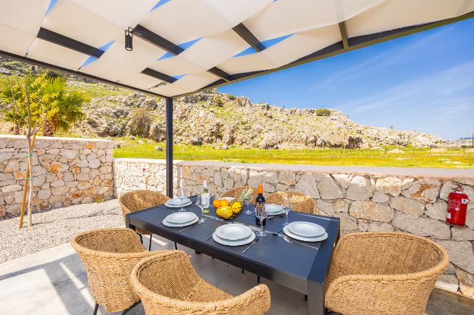 Sheltered terrace area . - Villa 10 Hozan . (Photo Gallery) }}